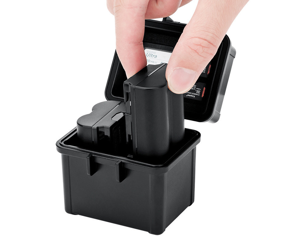Защитный бокс на 2 аккумулятора фотокамер и двух SD и четырёх microSD карт памяти